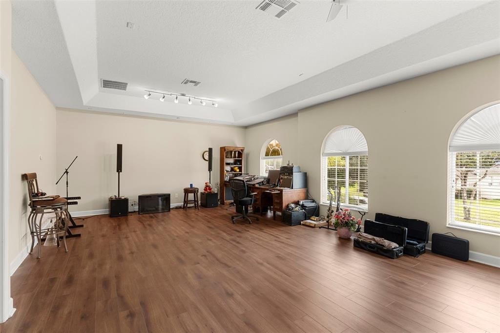 For Sale: $748,000 (5 beds, 4 baths, 3799 Square Feet)