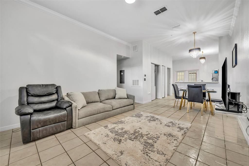 合同活跃: $239,900 (2 贝兹, 2 浴室, 1052 平方英尺)