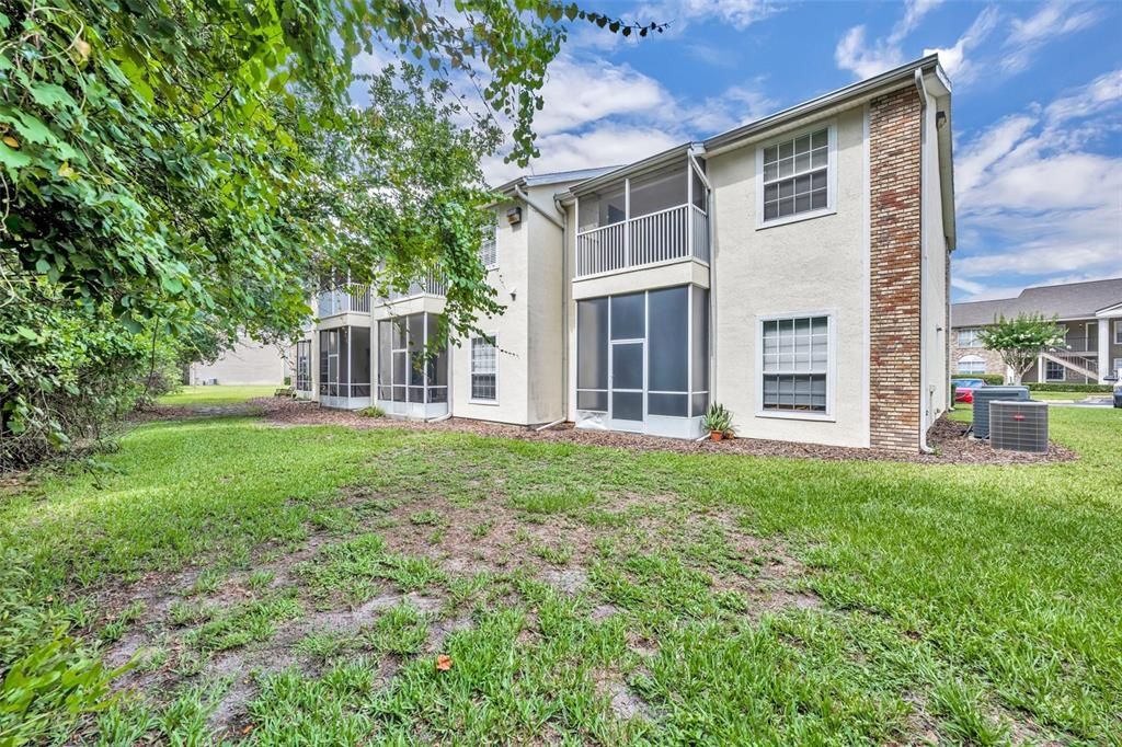 合同活跃: $239,900 (2 贝兹, 2 浴室, 1052 平方英尺)