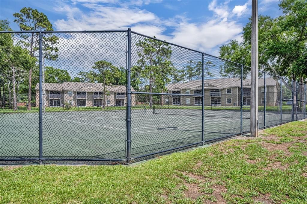 合同活跃: $239,900 (2 贝兹, 2 浴室, 1052 平方英尺)