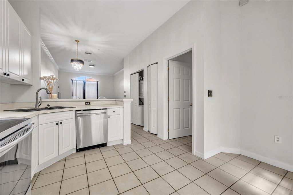 合同活跃: $239,900 (2 贝兹, 2 浴室, 1052 平方英尺)