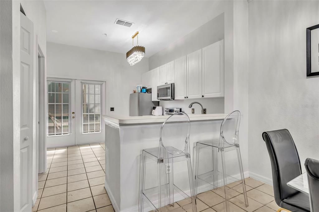 合同活跃: $239,900 (2 贝兹, 2 浴室, 1052 平方英尺)