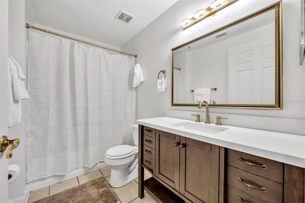 合同活跃: $239,900 (2 贝兹, 2 浴室, 1052 平方英尺)