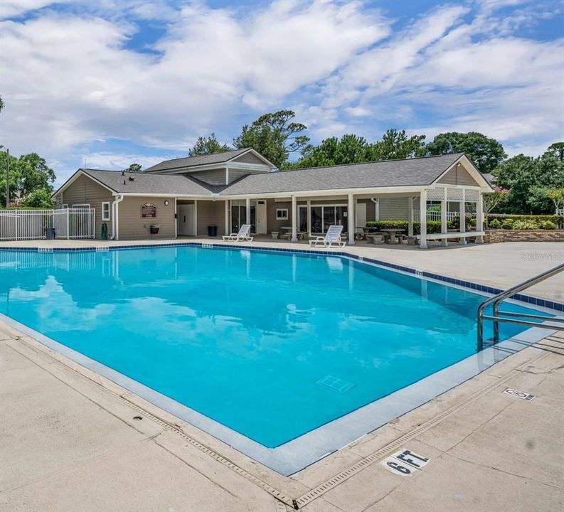 合同活跃: $239,900 (2 贝兹, 2 浴室, 1052 平方英尺)