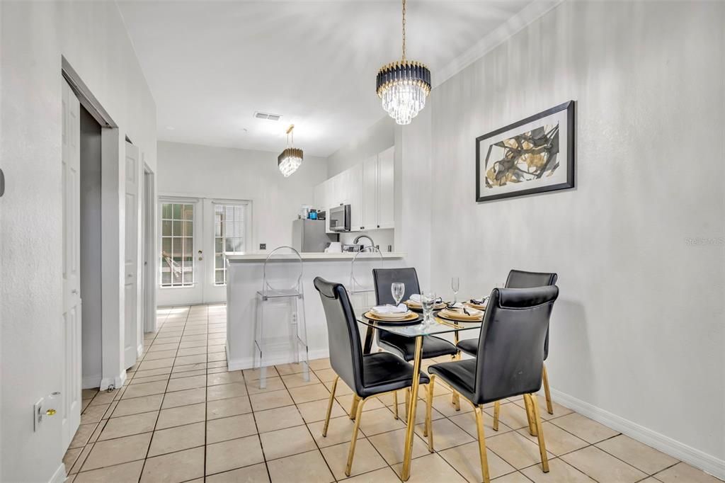 合同活跃: $239,900 (2 贝兹, 2 浴室, 1052 平方英尺)