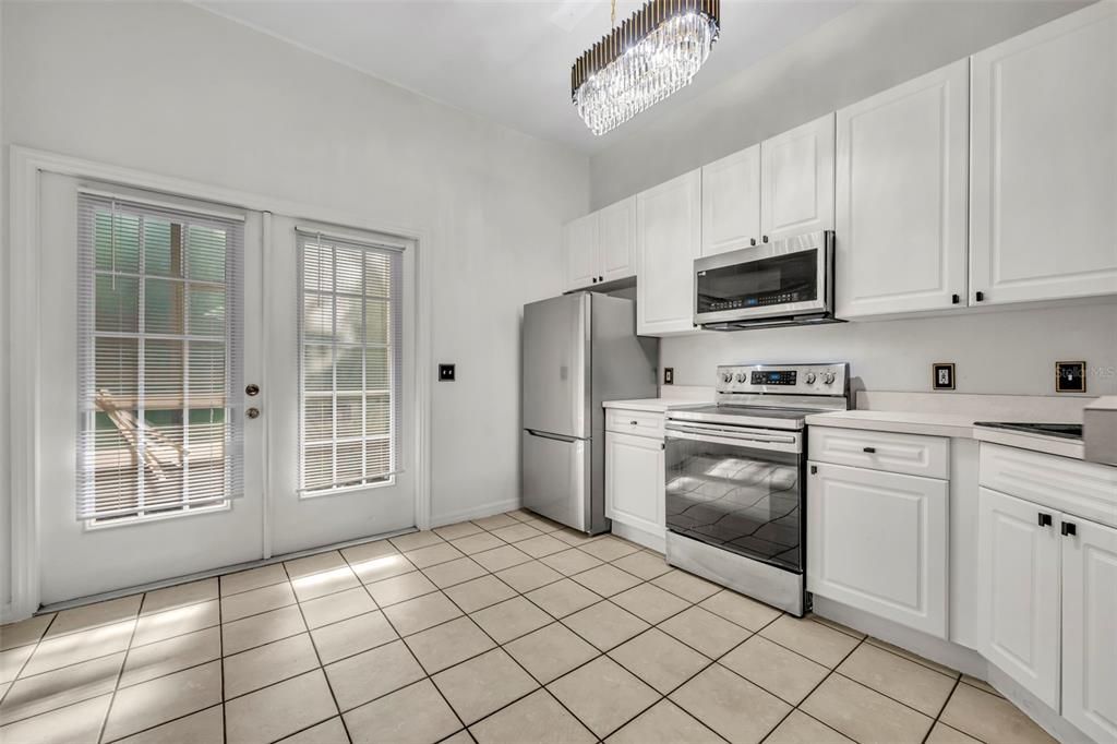 合同活跃: $239,900 (2 贝兹, 2 浴室, 1052 平方英尺)