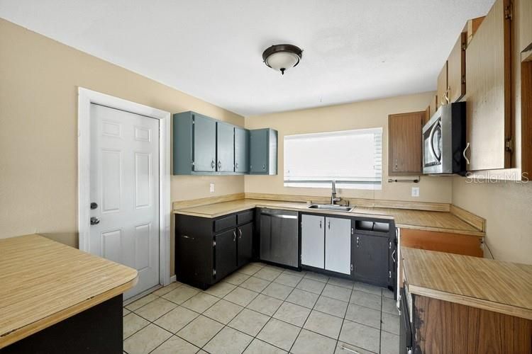 Под контрактом: $199,500 (3 спален, 2 ванн, 1288 Квадратных фут)