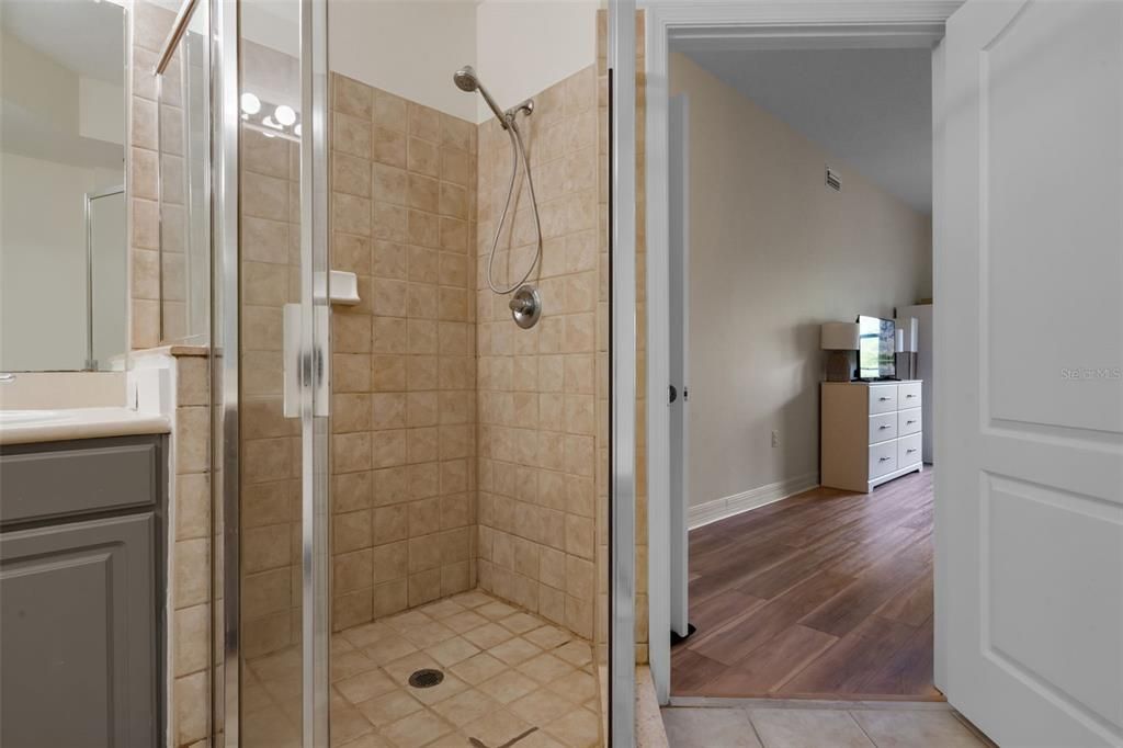 Active With Contract: $329,000 (1 beds, 1 baths, 1135 Square Feet)