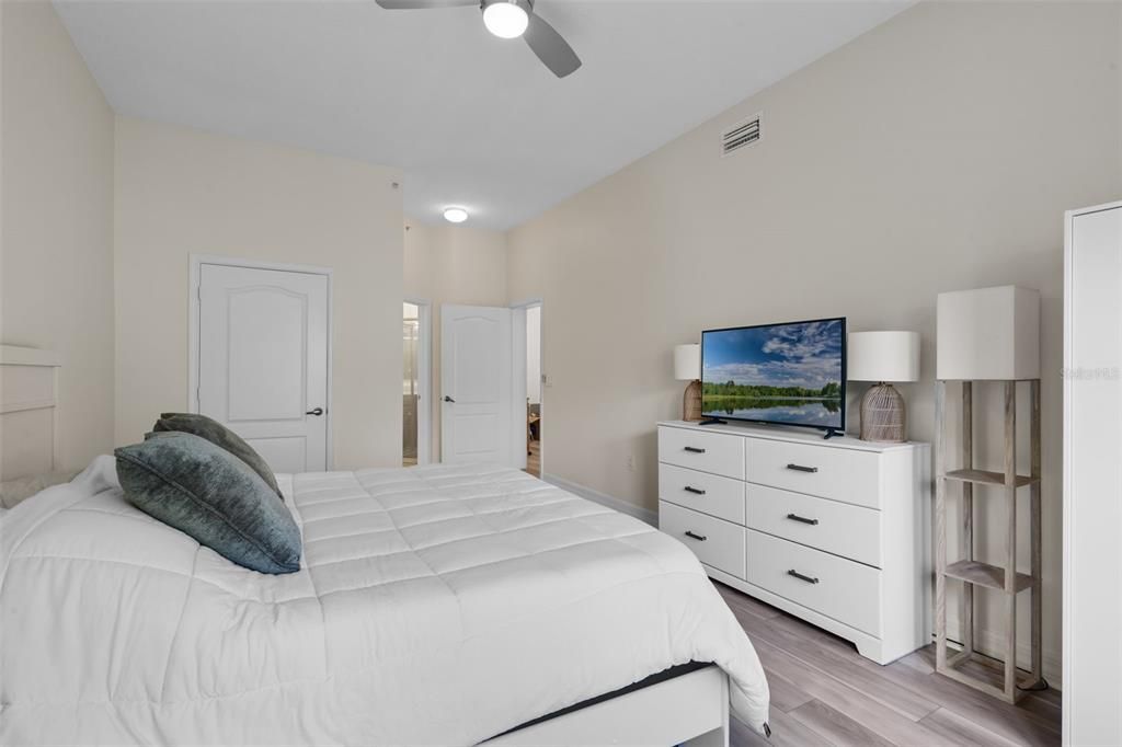 Active With Contract: $329,000 (1 beds, 1 baths, 1135 Square Feet)