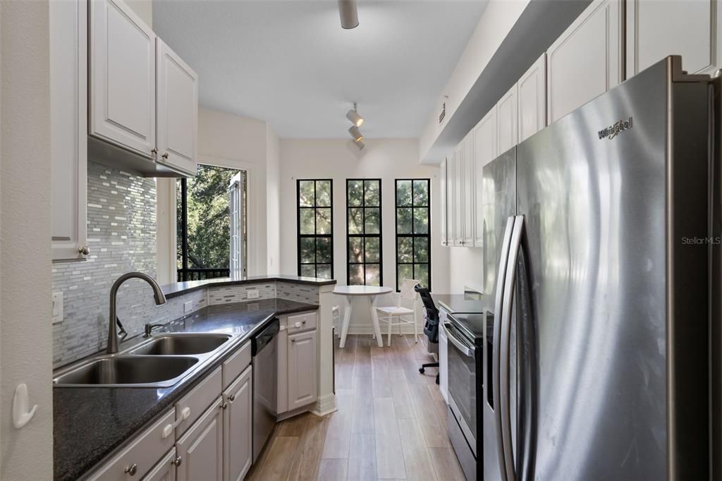 Active With Contract: $329,000 (1 beds, 1 baths, 1135 Square Feet)