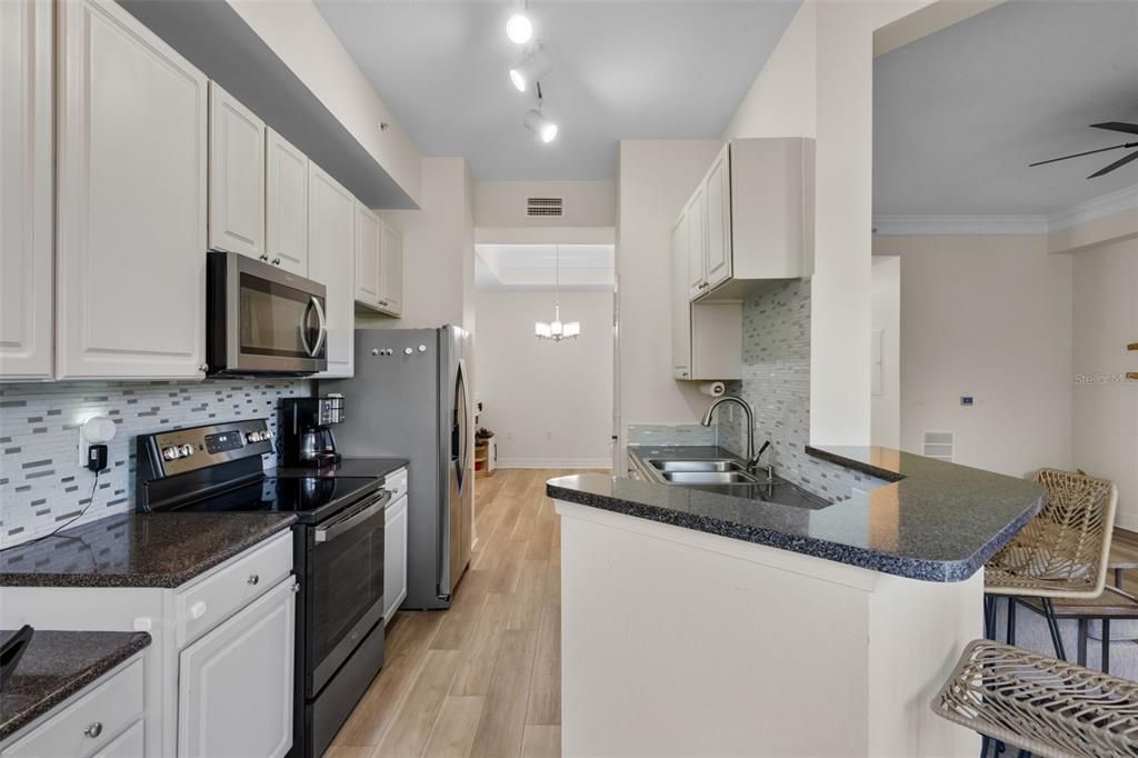 Active With Contract: $329,000 (1 beds, 1 baths, 1135 Square Feet)