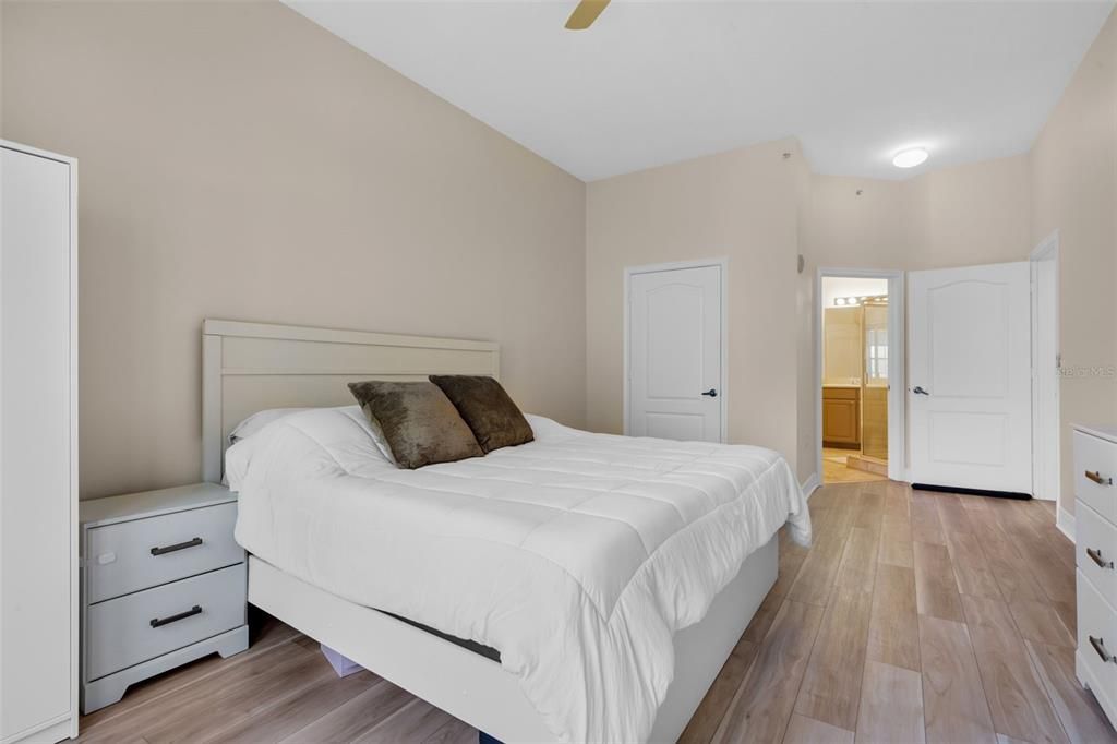 Active With Contract: $329,000 (1 beds, 1 baths, 1135 Square Feet)
