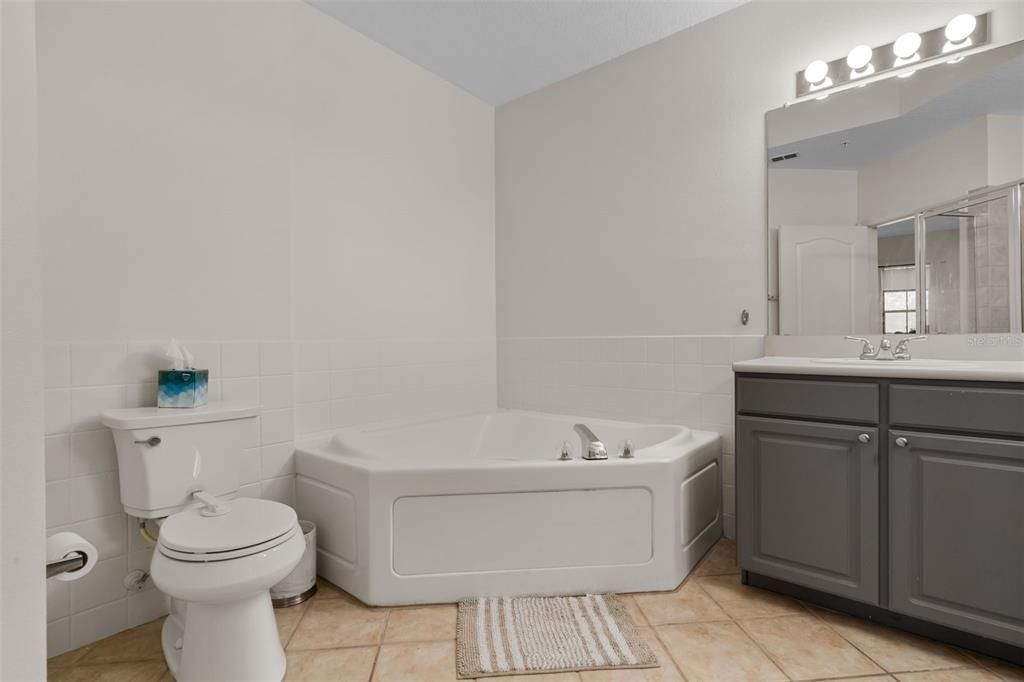 Active With Contract: $329,000 (1 beds, 1 baths, 1135 Square Feet)