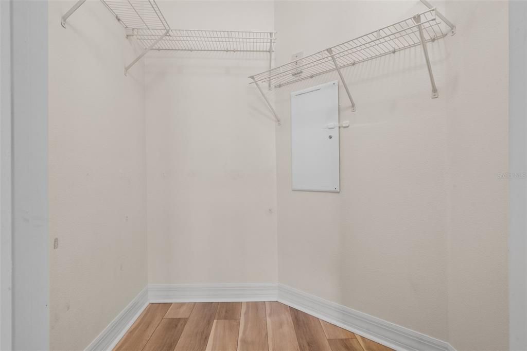 Active With Contract: $329,000 (1 beds, 1 baths, 1135 Square Feet)