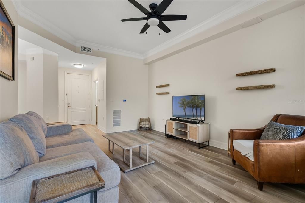 Active With Contract: $329,000 (1 beds, 1 baths, 1135 Square Feet)