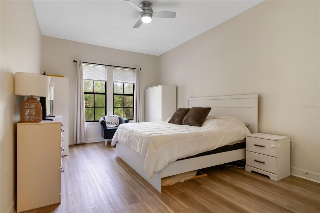 Active With Contract: $329,000 (1 beds, 1 baths, 1135 Square Feet)