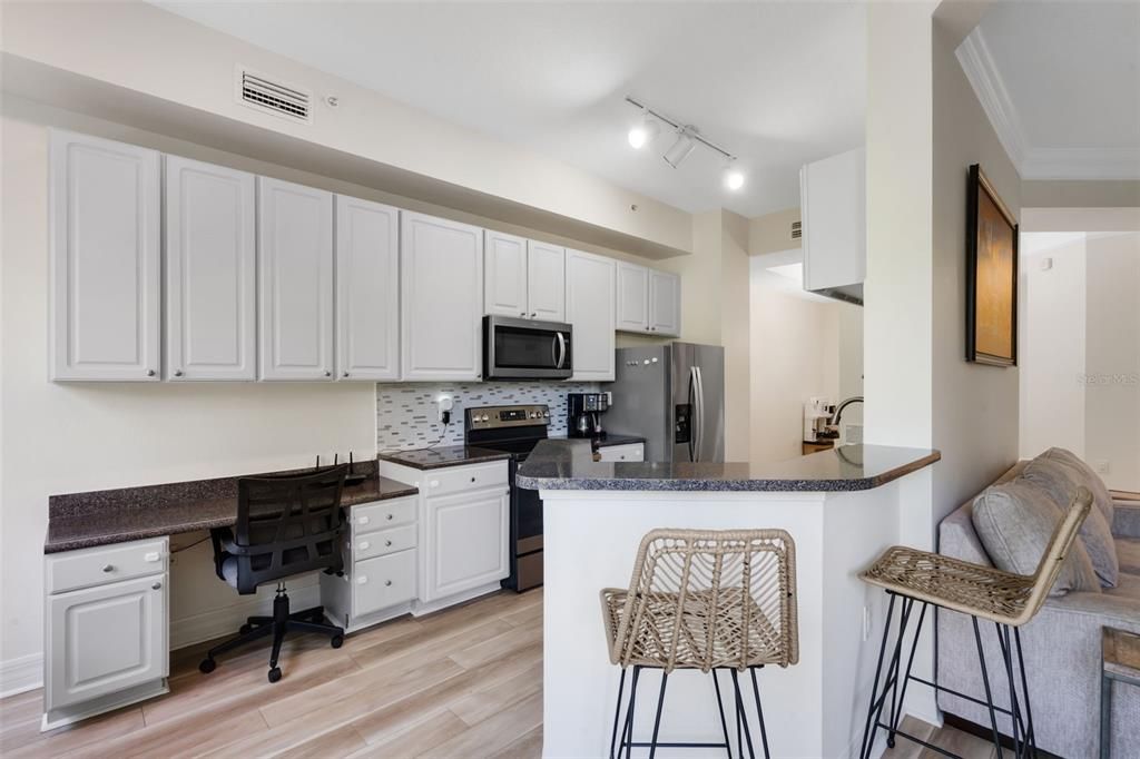 Active With Contract: $329,000 (1 beds, 1 baths, 1135 Square Feet)