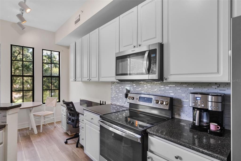 Active With Contract: $329,000 (1 beds, 1 baths, 1135 Square Feet)
