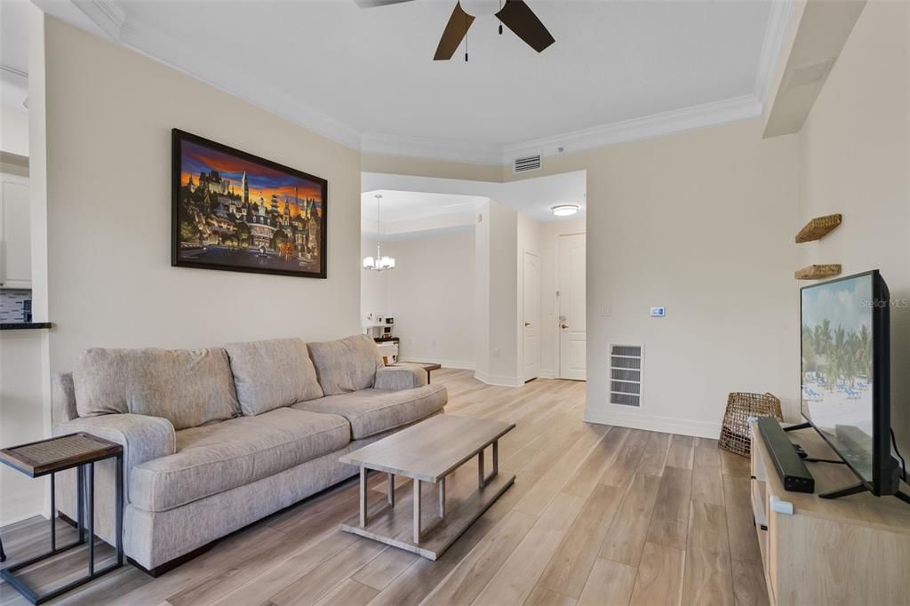 Active With Contract: $329,000 (1 beds, 1 baths, 1135 Square Feet)