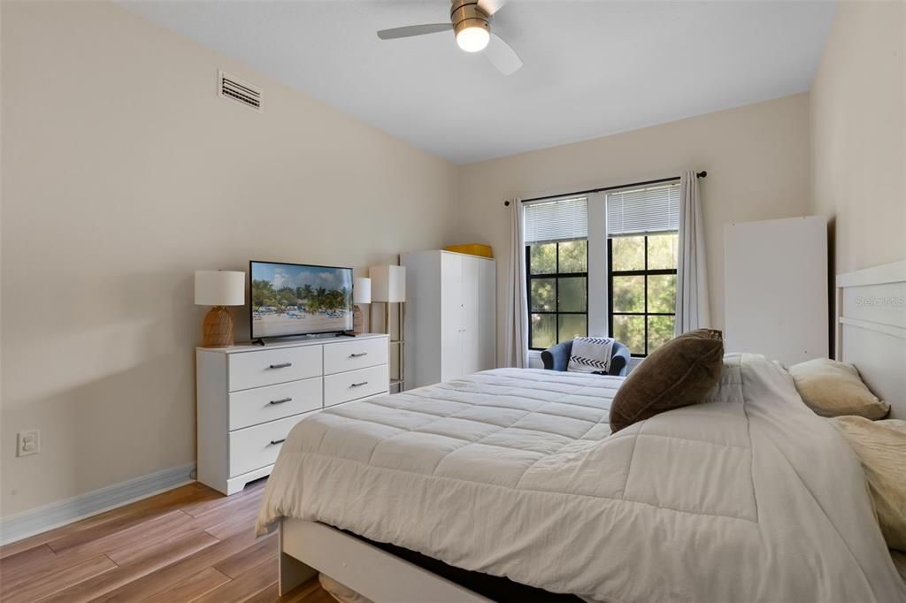 Active With Contract: $329,000 (1 beds, 1 baths, 1135 Square Feet)