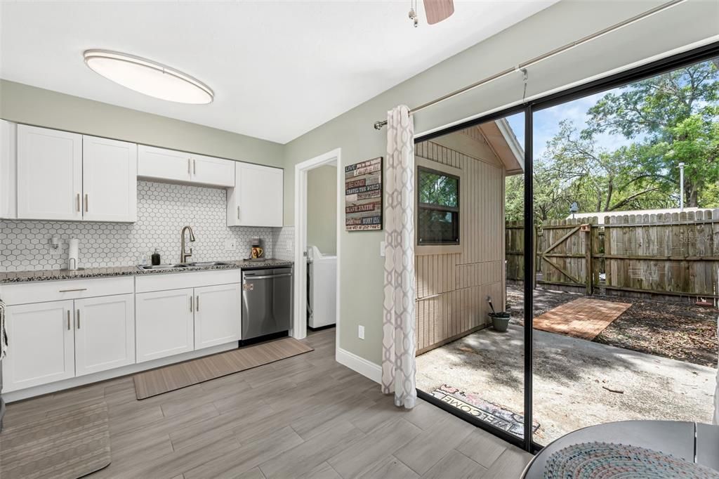 На продажу: $240,000 (2 спален, 1 ванн, 966 Квадратных фут)