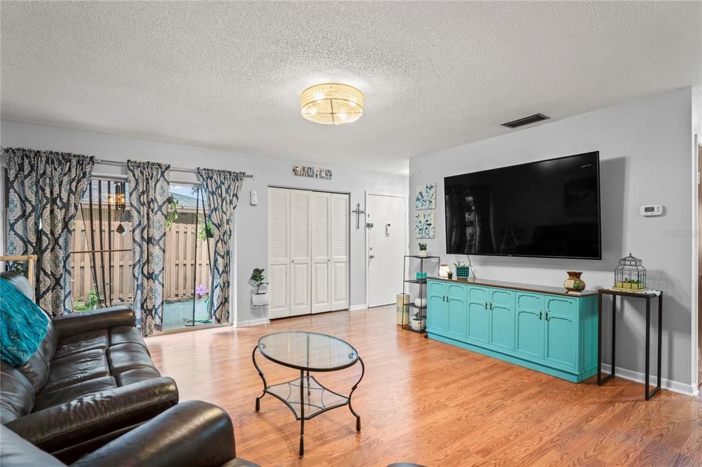 待售: $210,000 (2 贝兹, 1 浴室, 998 平方英尺)