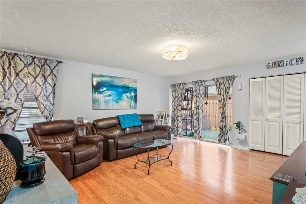 待售: $210,000 (2 贝兹, 1 浴室, 998 平方英尺)