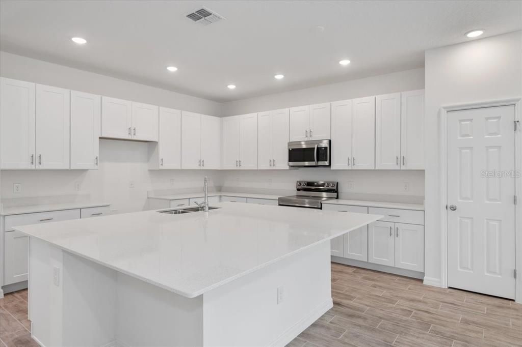 合同活跃: $453,150 (4 贝兹, 3 浴室, 2384 平方英尺)