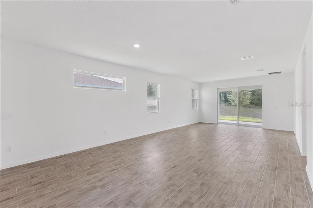 合同活跃: $453,150 (4 贝兹, 3 浴室, 2384 平方英尺)