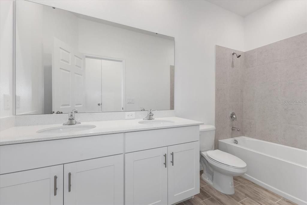 合同活跃: $453,150 (4 贝兹, 3 浴室, 2384 平方英尺)