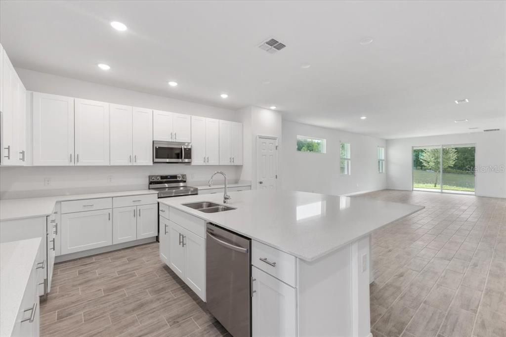 合同活跃: $453,150 (4 贝兹, 3 浴室, 2384 平方英尺)