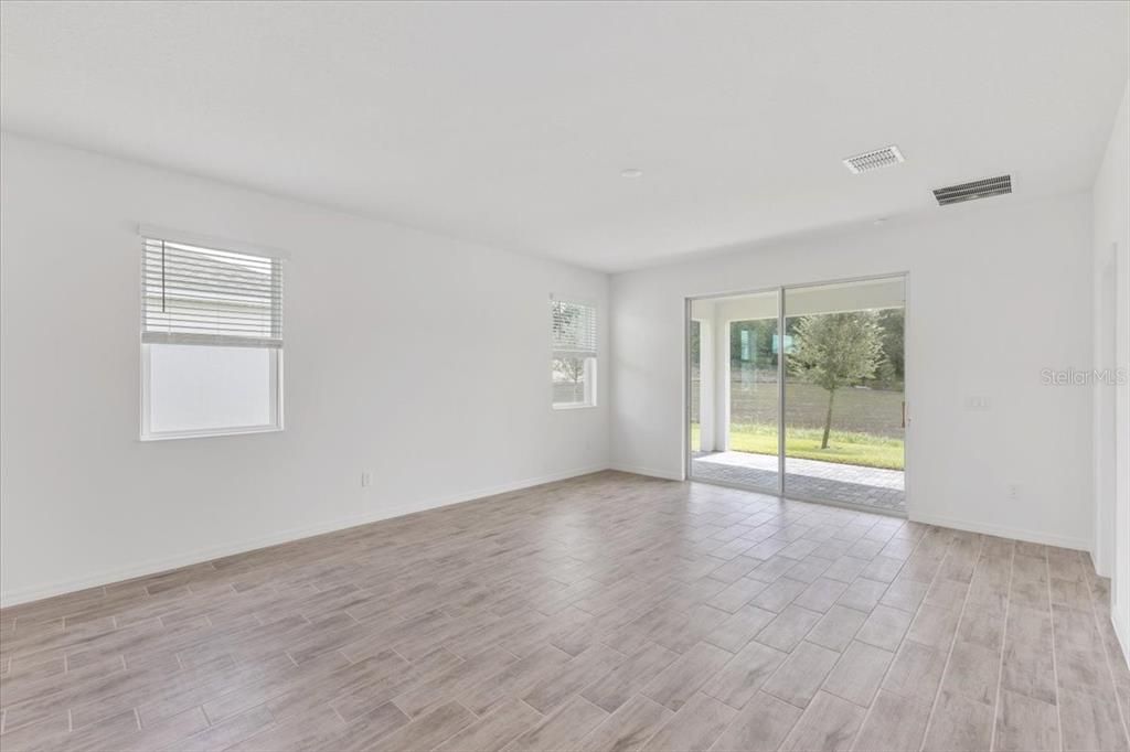 合同活跃: $453,150 (4 贝兹, 3 浴室, 2384 平方英尺)