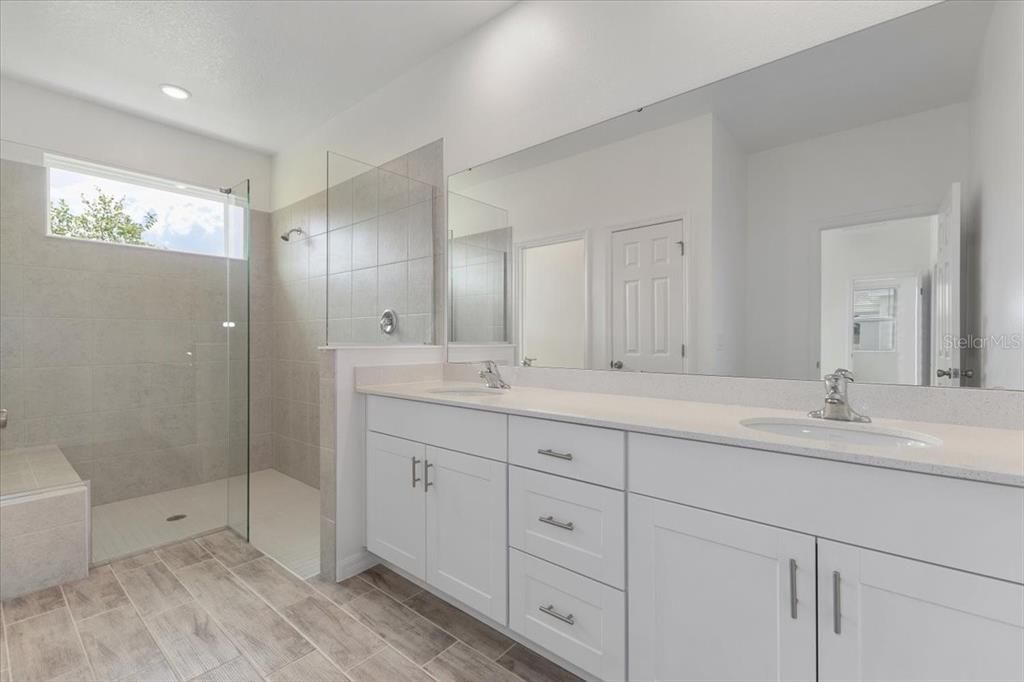 合同活跃: $453,150 (4 贝兹, 3 浴室, 2384 平方英尺)