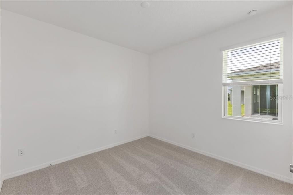 合同活跃: $453,150 (4 贝兹, 3 浴室, 2384 平方英尺)