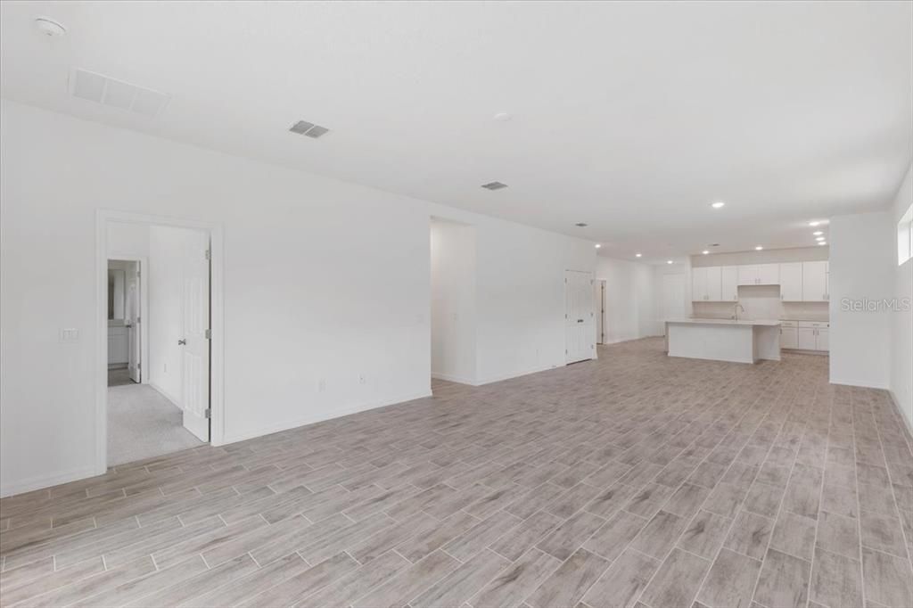 合同活跃: $453,150 (4 贝兹, 3 浴室, 2384 平方英尺)