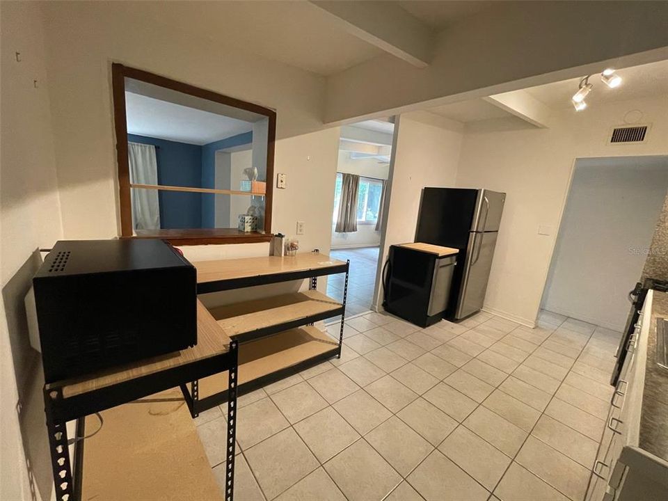 合同活跃: $224,900 (4 贝兹, 2 浴室, 1434 平方英尺)