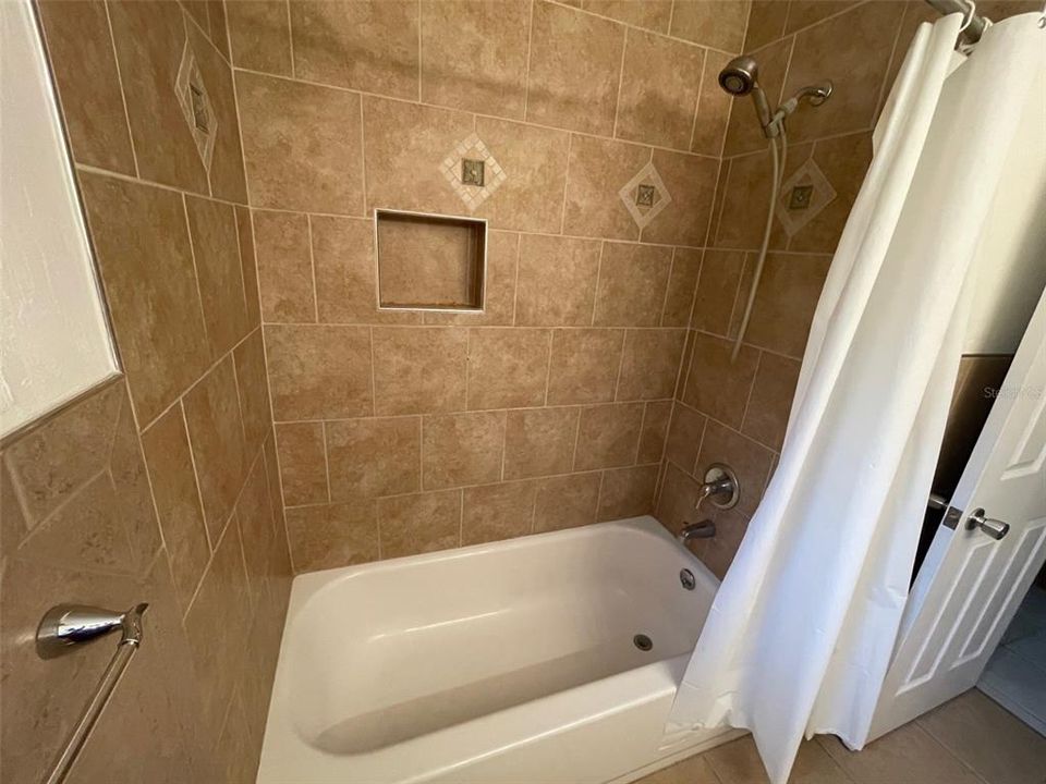 合同活跃: $224,900 (4 贝兹, 2 浴室, 1434 平方英尺)