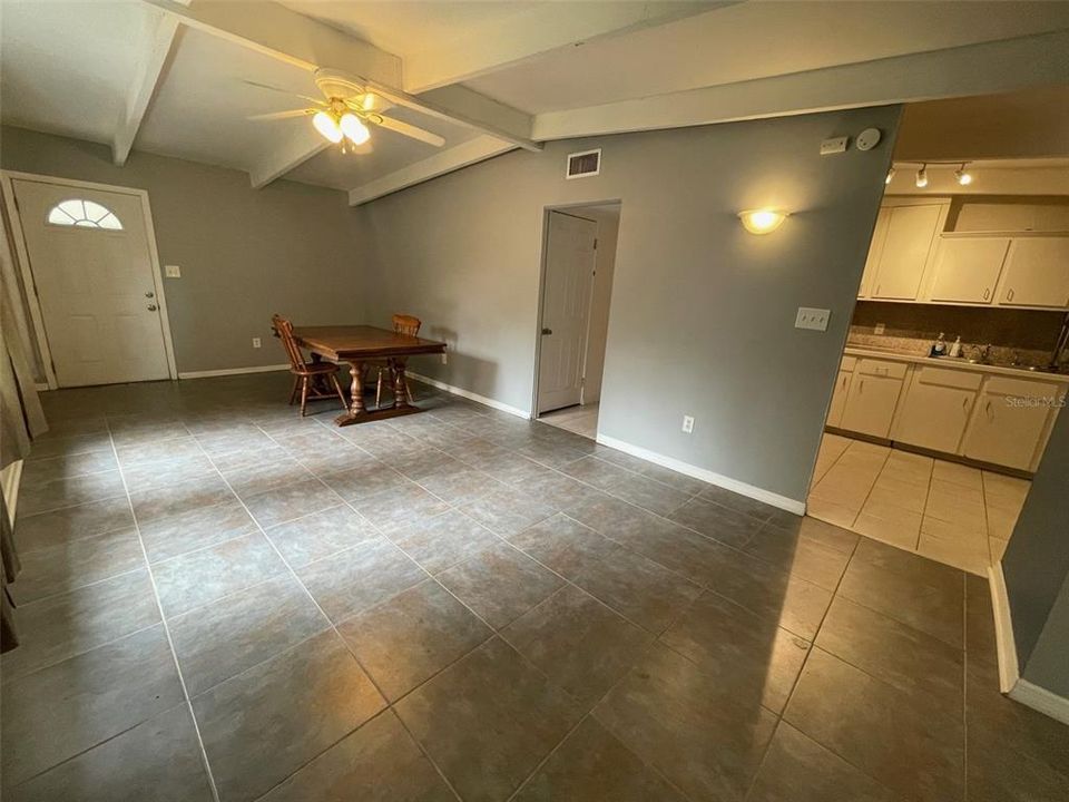 合同活跃: $224,900 (4 贝兹, 2 浴室, 1434 平方英尺)