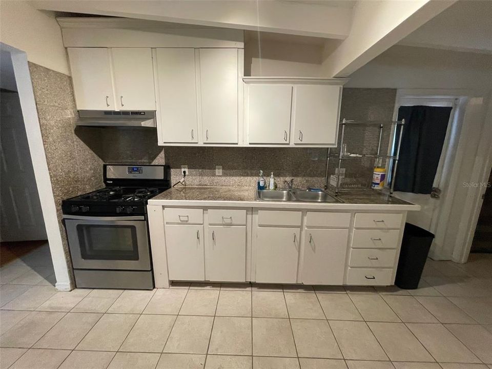 合同活跃: $224,900 (4 贝兹, 2 浴室, 1434 平方英尺)