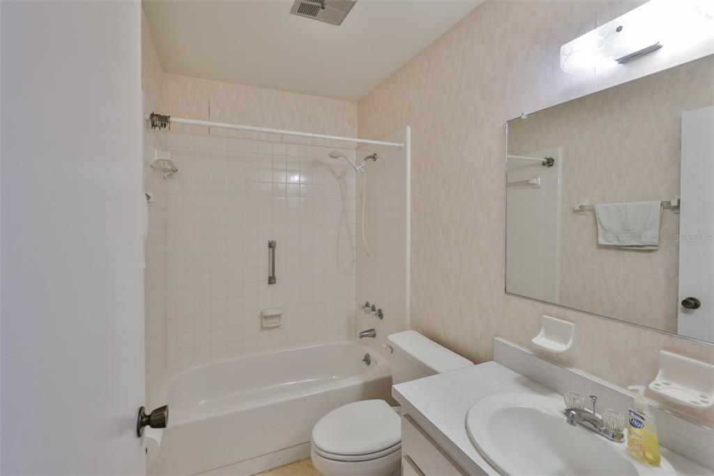 На продажу: $99,900 (2 спален, 2 ванн, 984 Квадратных фут)
