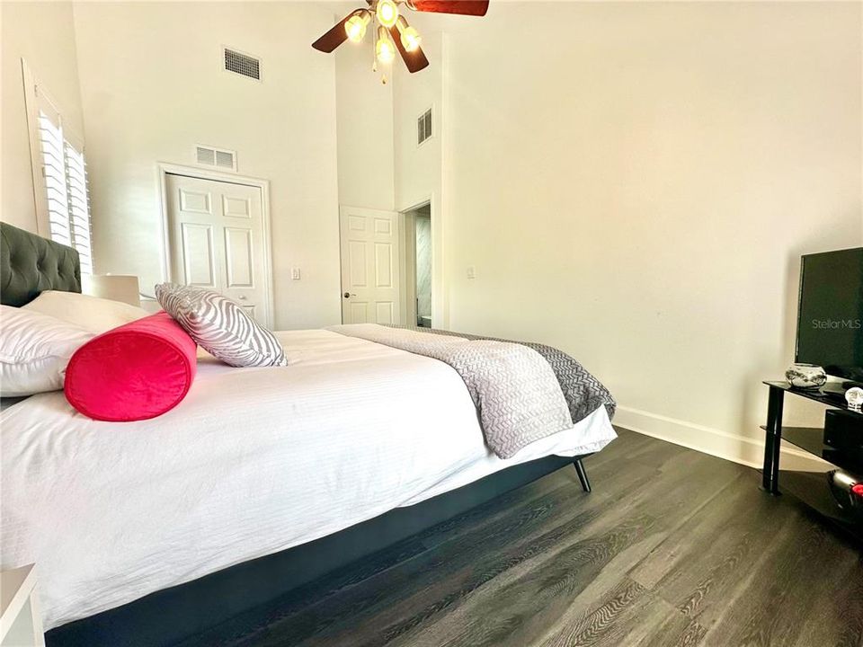 Activo con contrato: $3,600 (3 camas, 2 baños, 2020 Pies cuadrados)