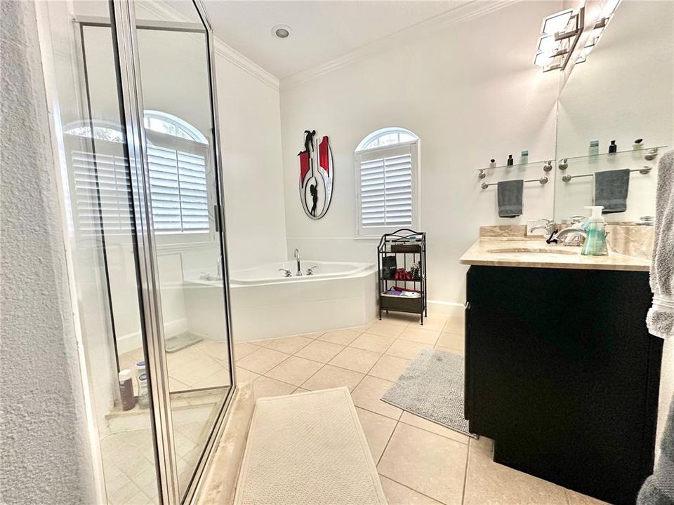 Activo con contrato: $3,600 (3 camas, 2 baños, 2020 Pies cuadrados)