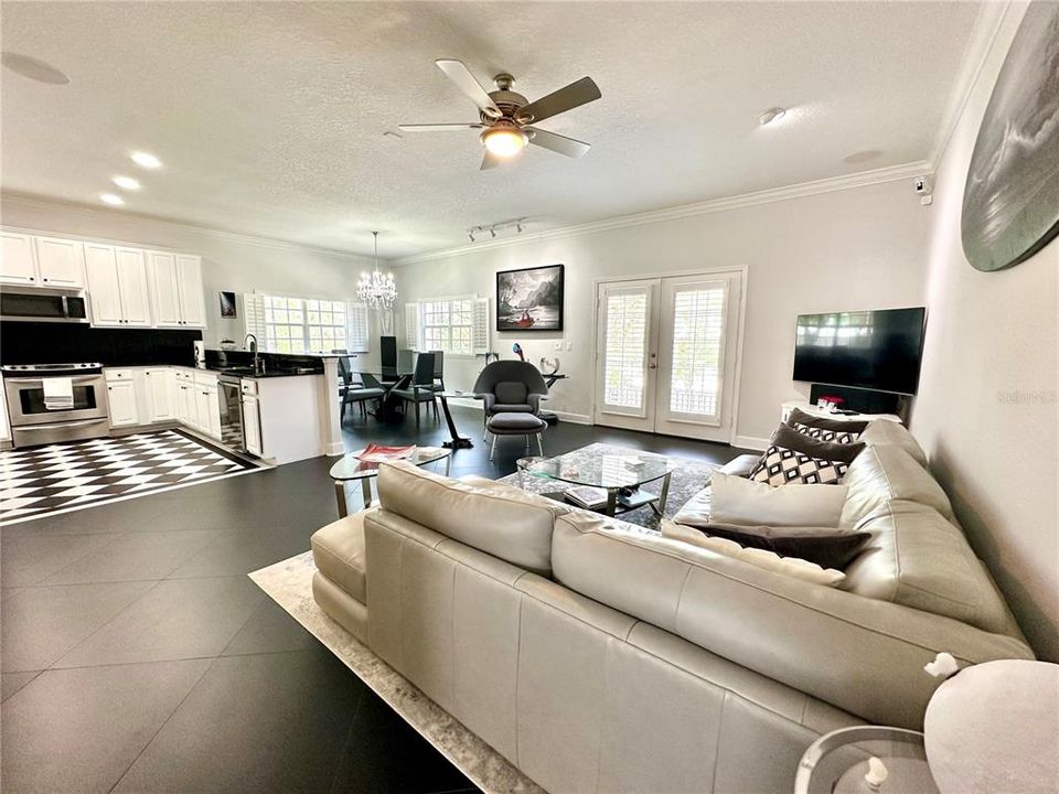 Activo con contrato: $3,600 (3 camas, 2 baños, 2020 Pies cuadrados)