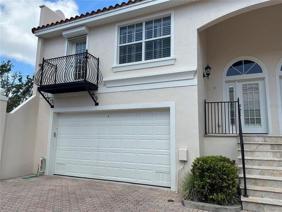 Activo con contrato: $3,600 (3 camas, 2 baños, 2020 Pies cuadrados)