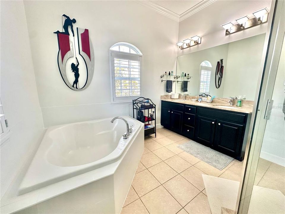 Activo con contrato: $3,600 (3 camas, 2 baños, 2020 Pies cuadrados)