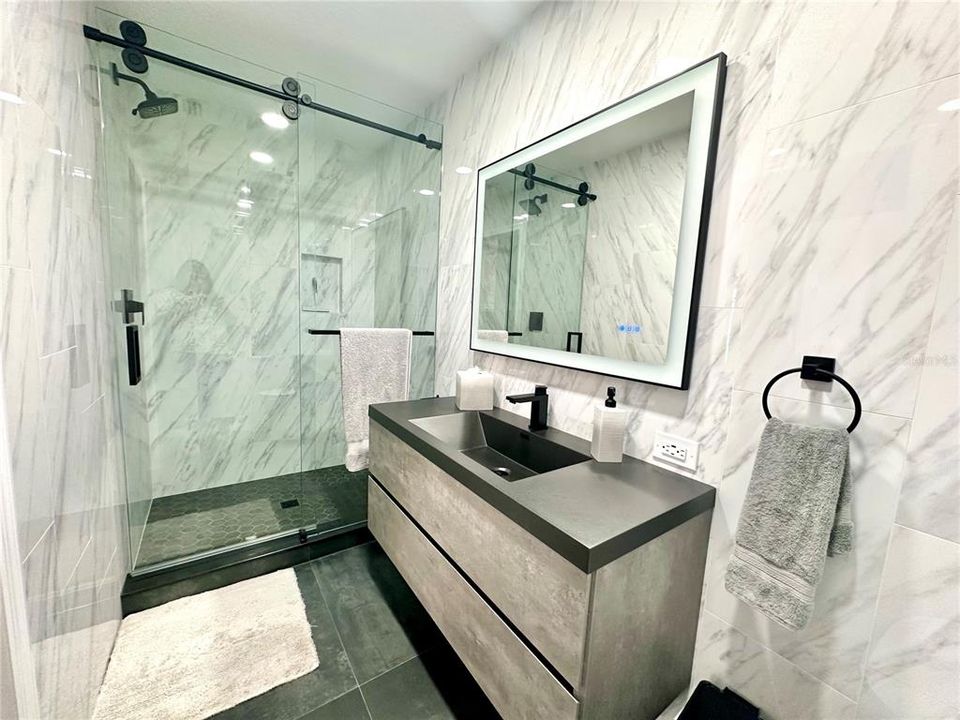 Activo con contrato: $3,600 (3 camas, 2 baños, 2020 Pies cuadrados)