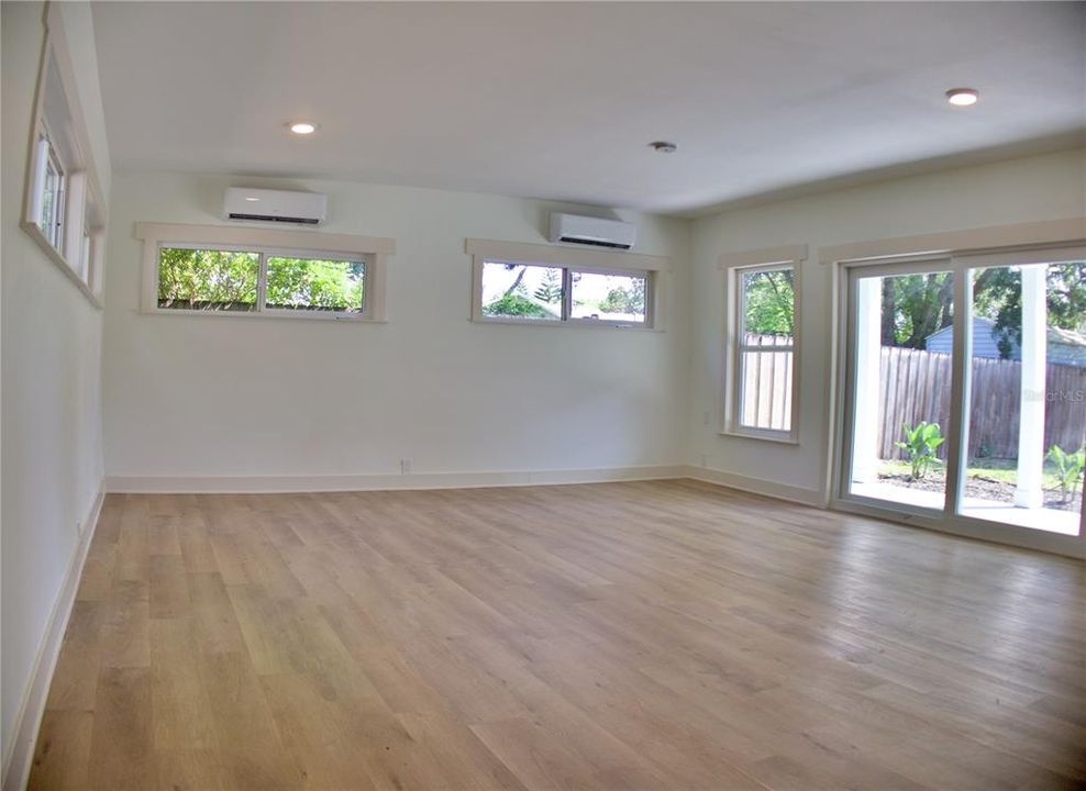 Под контрактом: $825,000 (4 спален, 3 ванн, 2812 Квадратных фут)