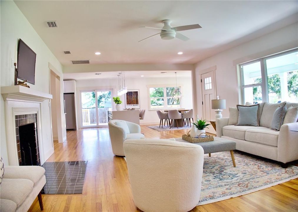 Под контрактом: $825,000 (4 спален, 3 ванн, 2812 Квадратных фут)