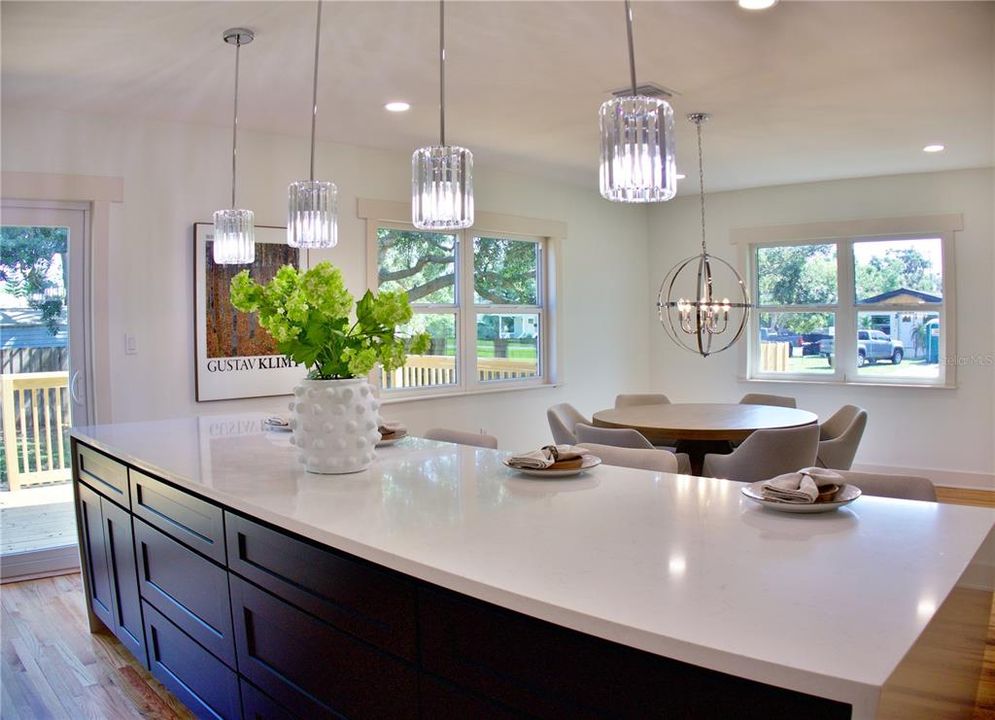 Под контрактом: $825,000 (4 спален, 3 ванн, 2812 Квадратных фут)