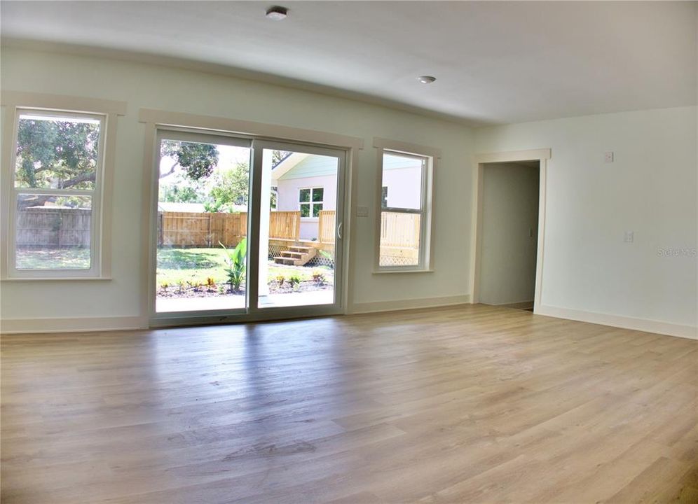 Под контрактом: $825,000 (4 спален, 3 ванн, 2812 Квадратных фут)